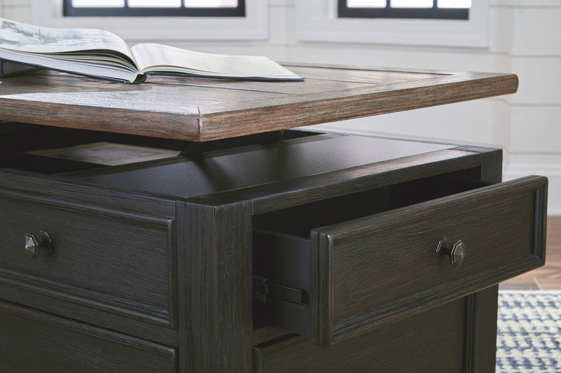 Tyler Creek - Lift Top Cocktail Table - Grayish Brown / Black